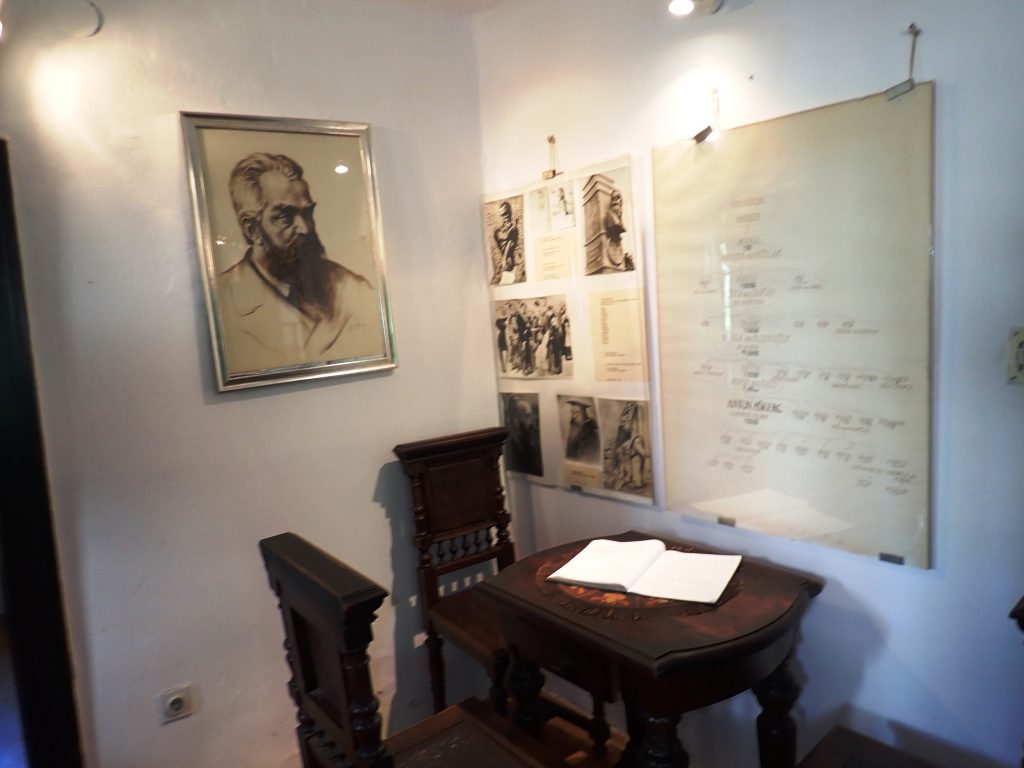 Notranjost muzejske hiše, v kateri je živel Anton Aškerc